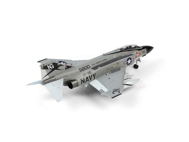 接着剤なしで作れて実機に近いカラーの1/72「アメリカ海軍 F-4J