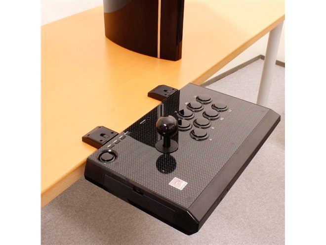 格ゲーの激しいプレイでもブレない、クランプ固定式のアーケード