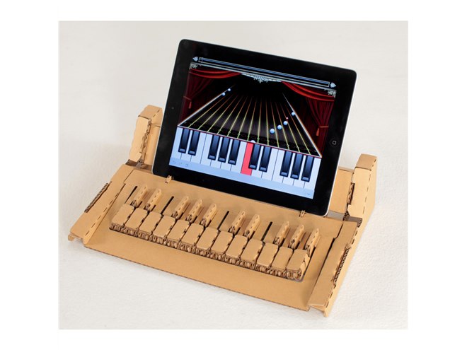 キーボードが音楽用に早変わり、組み立て30分の「ダンボール鍵盤