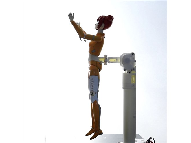 スリムでかわいくて静か、歌って踊れるロボットアイドル「高坂ここな