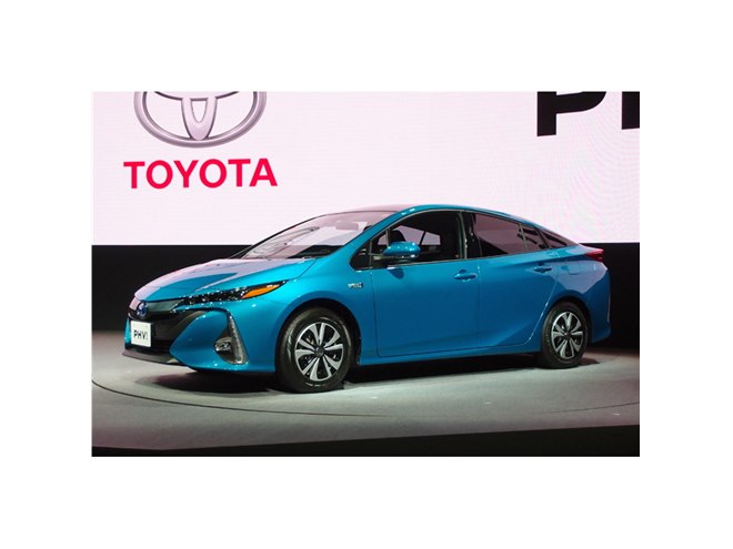 環境性能を高めた新型「トヨタ・プリウスPHV」発売 - 価格.com