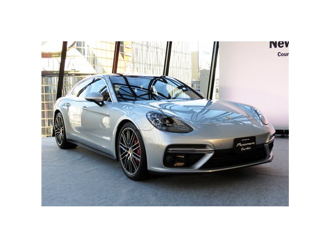 ポルシェ、日本仕様の新型「パナメーラ」を初公開 - 価格.com