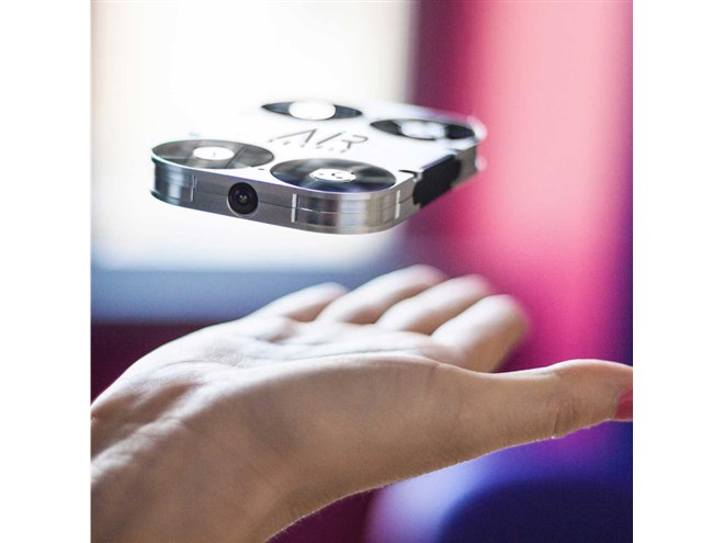 スマホと一体化、ポケットサイズの空飛ぶセルフィーカメラ「AirSelfie