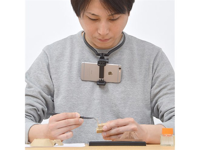 プラモ制作や料理の撮影に、両手が自由になる「首かけスマホホルダー
