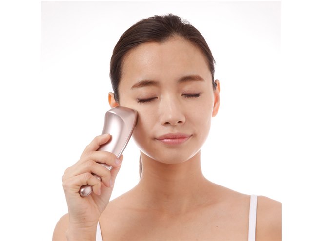 【NEW】美顔器(Lift Iron) COSBEAUTY、税別16,800円の±30度で温冷ケアができる美顔器