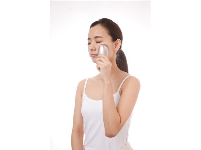 COSBEAUTY、税別16,800円の±30度で温冷ケアができる美顔器