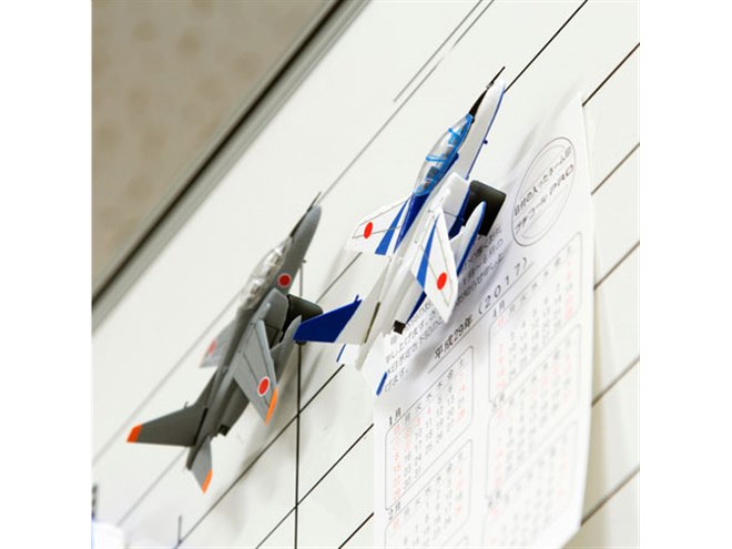 ブルーインパルス　二枚 空自“ブルーインパルス”や“F-2 戦闘機”のマグネット付き1/144