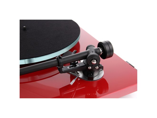 Rega、アナログプレーヤー「Planar3/2」に新色の「Red」が登場 Rega、アナログプレーヤー「Planar3/2」に新色の「Red」が登場