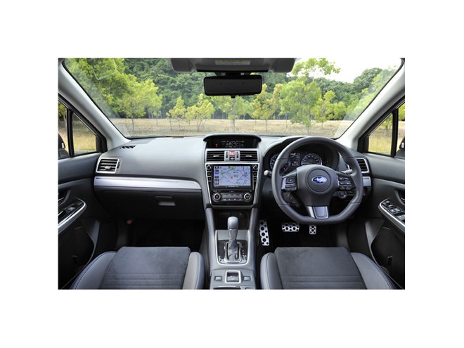 �}�C�i�[�`�F���W��̃C���e���A�B��ɁA�p�l���ނ⃂�j�^�[�ނ����߂�ꂽ�B