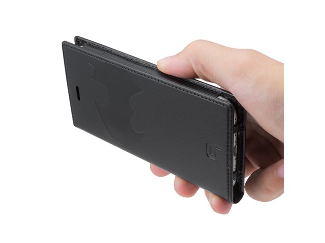 バットマン・スーパーマンがコラボしたiPhone用フルレザーケース