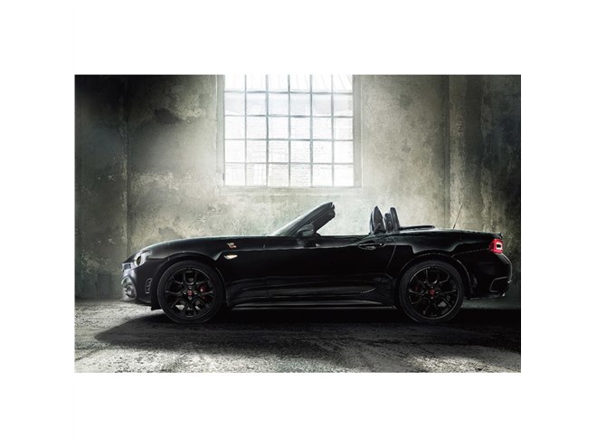 黒が目を引く特別な「アバルト124スパイダー」登場 - 価格.com