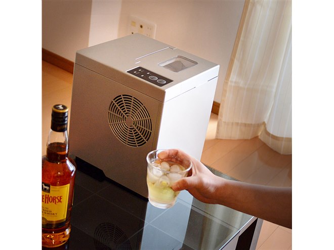 水を入れて最速6分で氷を生成、コンパクトな卓上製氷機「IceGolon