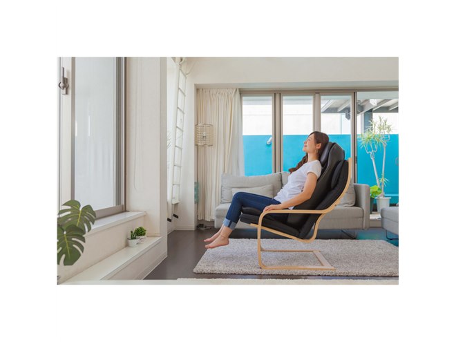 もみ、たたき、指圧、振動”対応の薄型折りたたみ式マッサージ