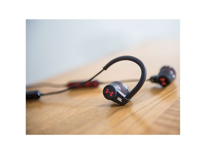 JBLとアンダーアーマーがコラボ、心拍計測機能付きBluetooth