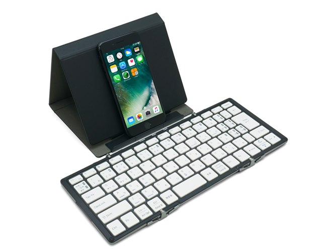 文庫本サイズに折りたためる、3つ折りタイプのBluetoothキーボード