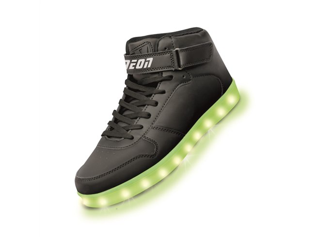 7色のLEDライトが“光る・点滅する”スニーカー「Neon Kyx」9月下旬発売 