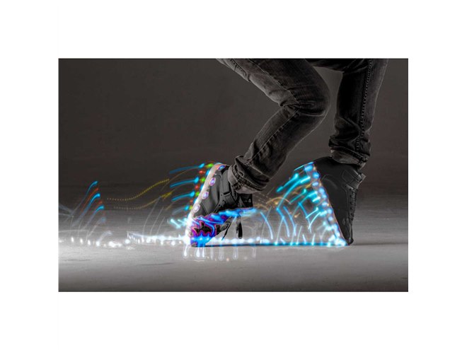 7色のLEDライトが“光る・点滅する”スニーカー「Neon Kyx」9月下旬発売 