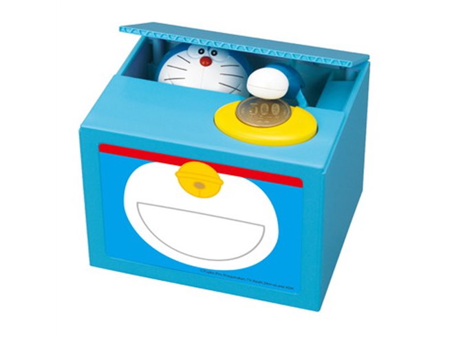 ドラえもんがしゃべって、コインを預かる貯金箱「ドラえもんバンク