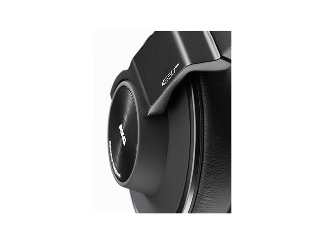 AKG、着脱式ケーブル採用の密閉型オーバーイヤーヘッドホン