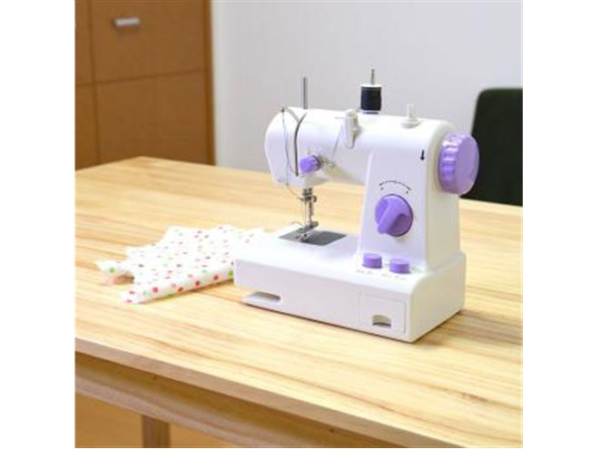 サンコー、5,980円の乾電池でも動作するコンパクトミシン - 価格.com