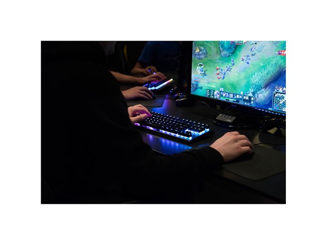 steelseries、メカニカルゲーミングキーボード「APEX M750」テンキー