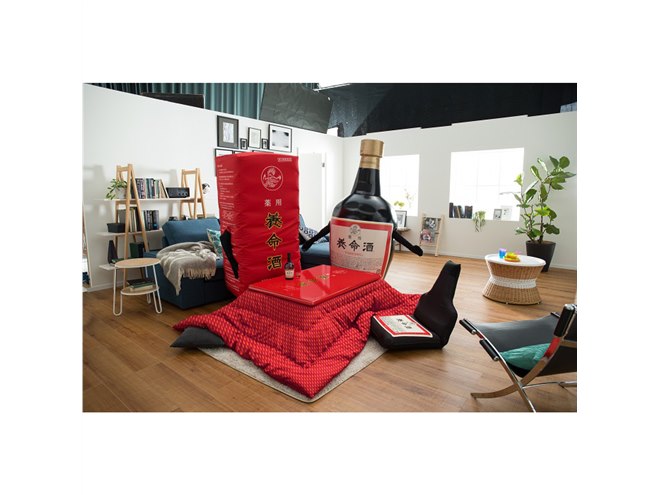 存在感ありすぎ“養命酒”ビン型座椅子付き「養命酒こたつ」プレゼント