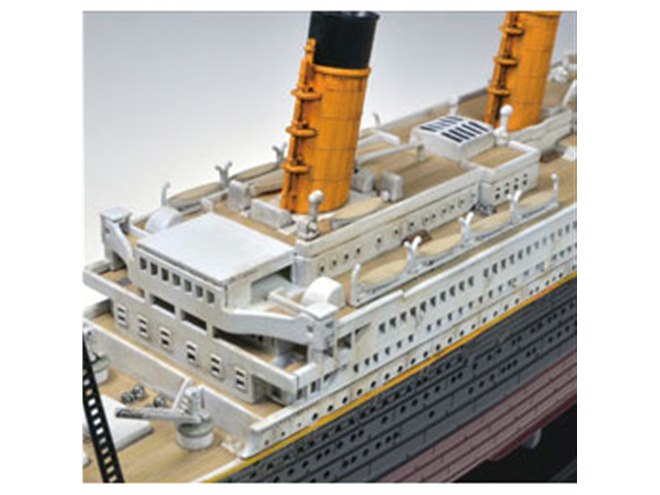 LEDでライトアップできる、1/700スケールの塗装済み