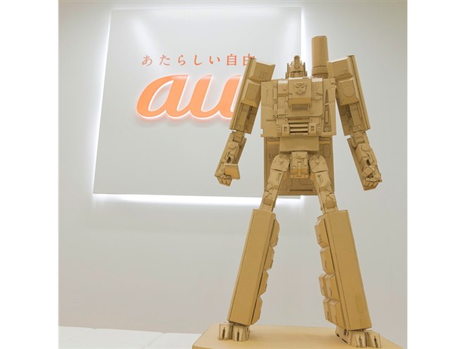 au、初代「INFOBAR」に変形するトランスフォーマー限定モデルを