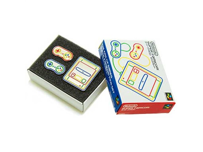 スーパーファミコン」をモチーフにしたピンバッジやパーカーが発売開始