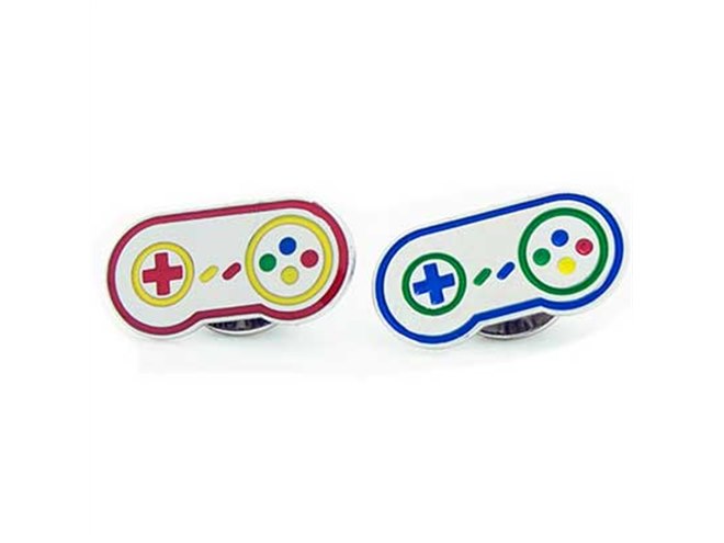 スーパーファミコン」をモチーフにしたピンバッジやパーカーが発売開始