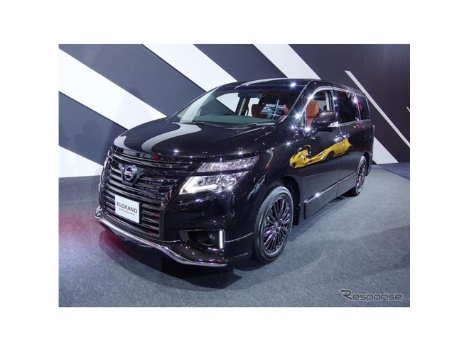 フロントグリルジェットブラックアーバンクロム