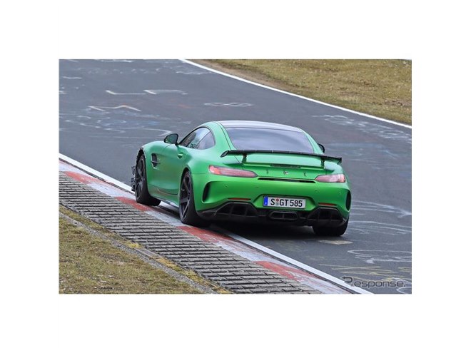 メルセデスAMG GT Rに新型か？ 目立ちすぎる謎のテスト車両の正体は