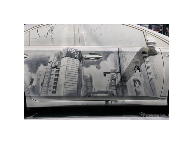 汚いけど美しい!? ホコリまみれの車にアニメ絵が描かれた「dusty car