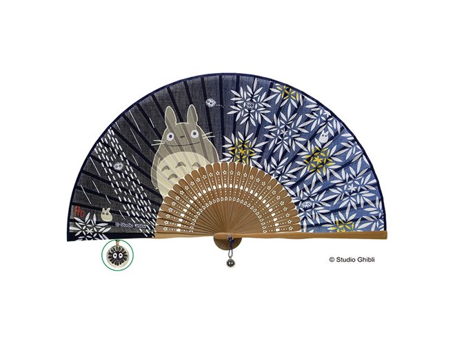 となりのトトロ」や「魔女の宅急便」をデザインした扇子など