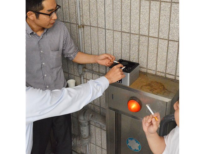 電源のない屋外で使える、充電式の“空気清浄灰皿”「ちょっと吸っトレイ