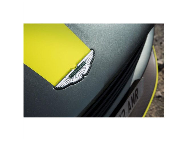 アストンマーティンDB11」に高性能バージョンの「AMR」登場 - 価格.com