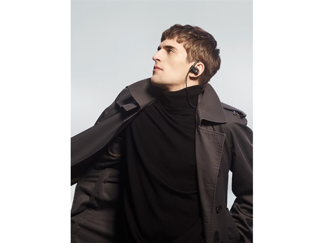 B&O Play、アイコニックデザイン採用の耳掛け型ワイヤレスイヤホン