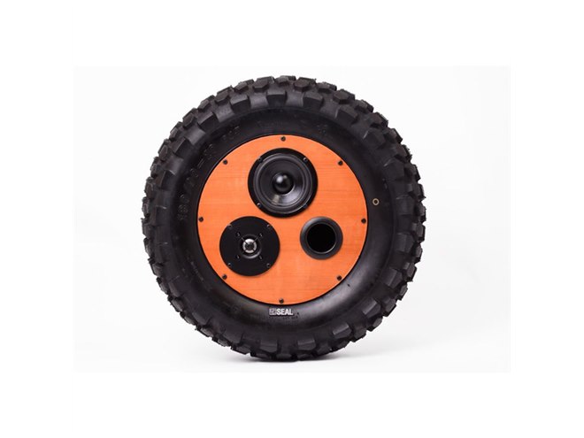 廃タイヤと国産杉の間伐材をリユースしたBluetoothスピーカー