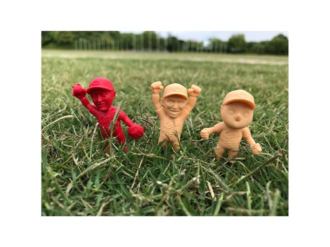 広島カープの選手がミニフィギュアに、球団公認の「炎の赤ヘル戦士