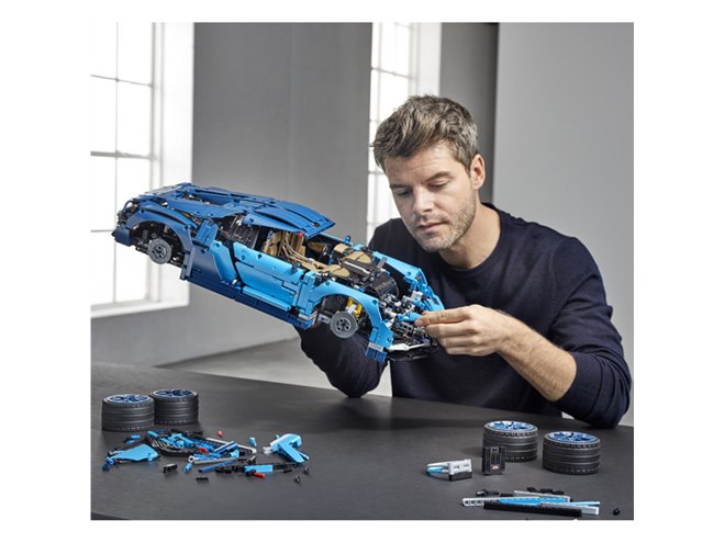 レゴ テクニックより、合計3599ピースの1/8スケール「ブガッティ