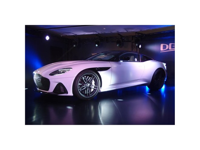アストンの新型フラッグシップ「DBSスーパーレッジェーラ」上陸 - 価格.com