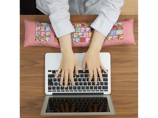 バンダイ、「ポケモン」イーブイのぬいぐるみ型PCクッション第2