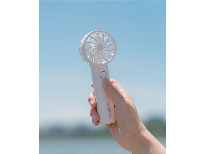 最大24時間連続で使用できるパワフルなハンディファン「BLUEFEEL