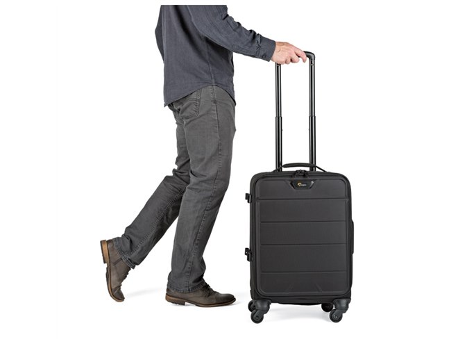 ロープロ、4輪ローラー搭載の機内持込カメラバッグ「Photo Stoream