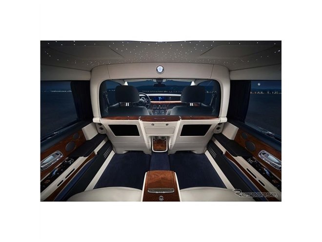 ボタン操作で仕切りガラスの色が変化、プライバシー守る