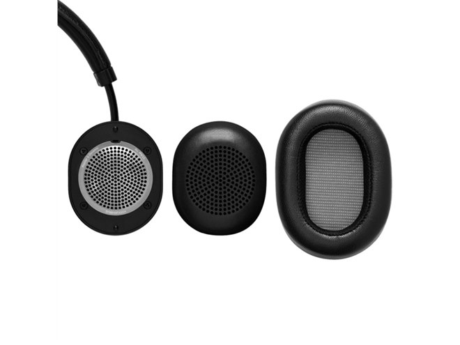 MASTER&DYNAMIC、オンイヤーとオーバーイヤー2種のイヤーパッド付き