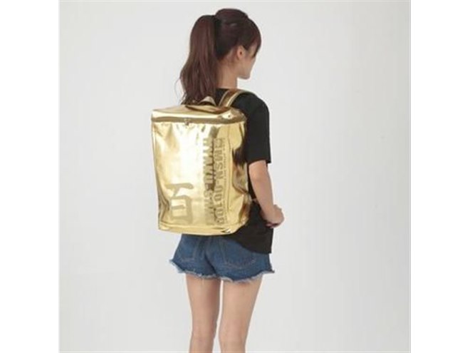 輝くゴールドと「百」の文字、百式モデルのボックスリュックが8,640円