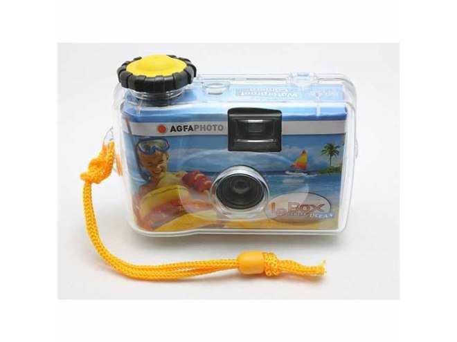 水深5mの水中撮影に対応、防水カバー付きインスタントカメラ