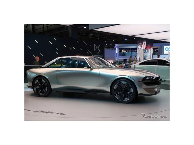 プジョーのコンセプトカーが日産のコンセプトカーに似てる…パリ