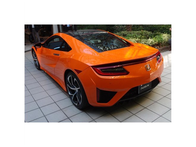 走りに磨きをかけた新「ホンダNSX」がデビュー - 価格.com 走りに磨きをかけた新「ホンダNSX」がデビュー - 価格.com